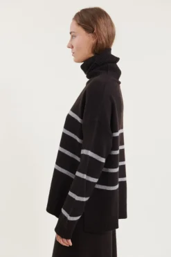 Lise Short T-Neck