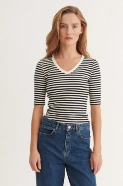 Ludmilla V-Neck
