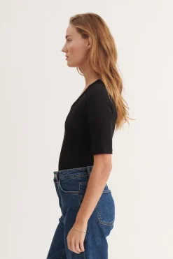 Ludmilla V-Neck